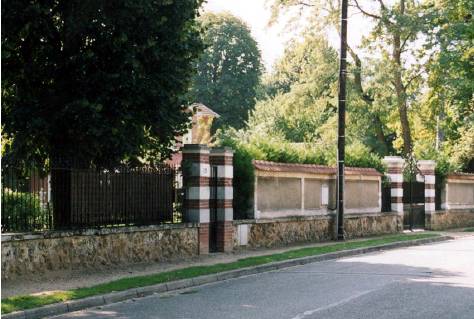 Murs pleins interrompus de grilles ouvertes